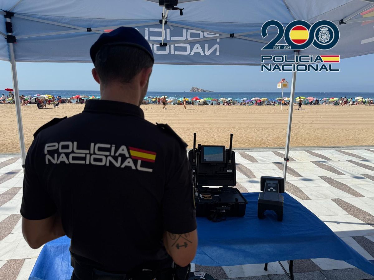 Despliegue policial con drones en Benidorm.