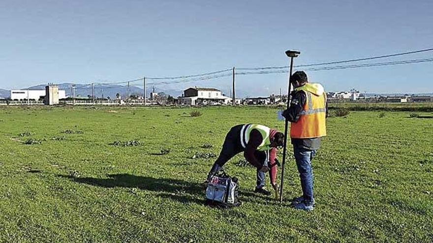 Operarios de Acciona en el solar situado junto a la depuradora en el que se construirÃ¡ el tanque de laminaciÃ³n.