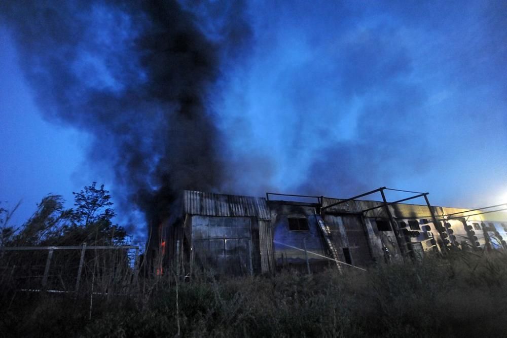 Arde una tienda de neumáticos en Murcia