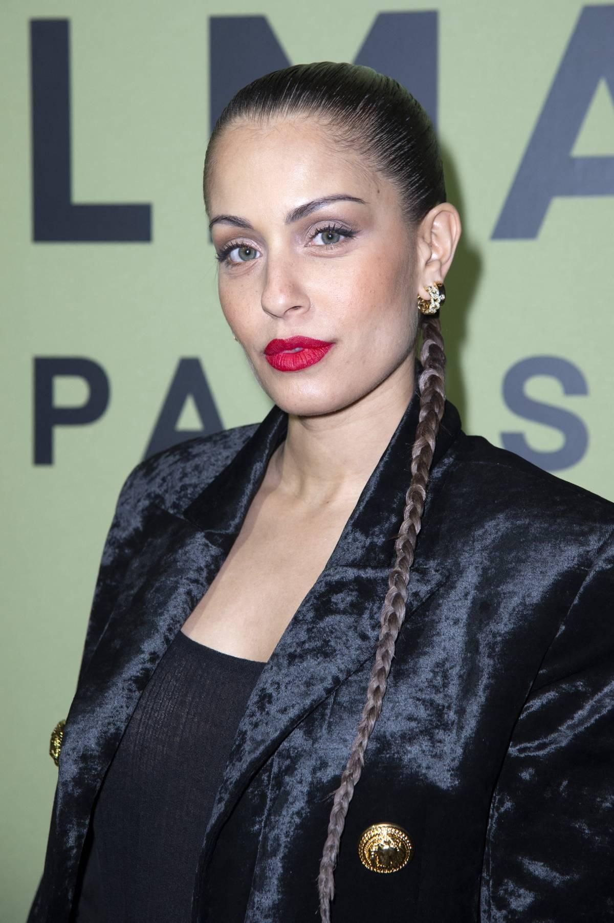 Hiba Abouk con maxi trenza y labios rojos