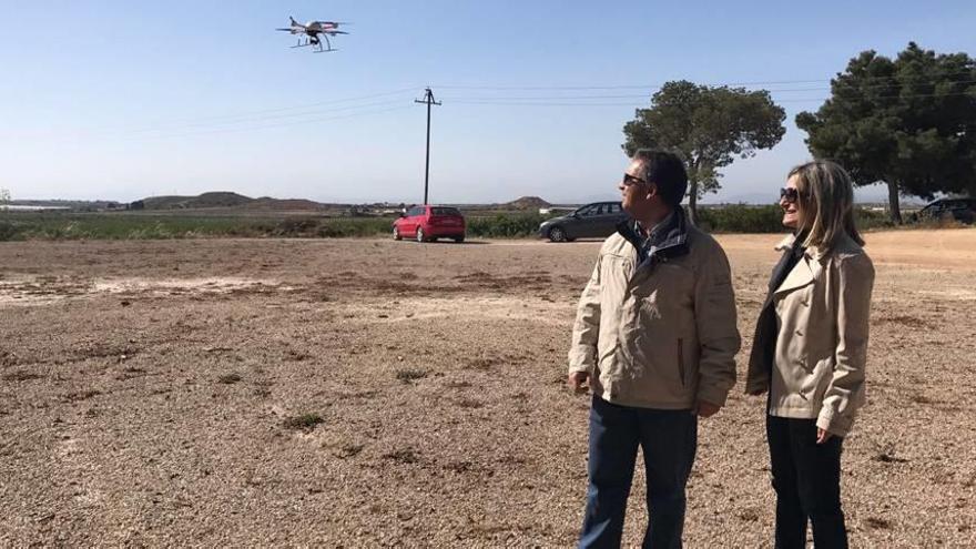 La directora general de Fondos Agrarios comprueba el vuelo de un dron.