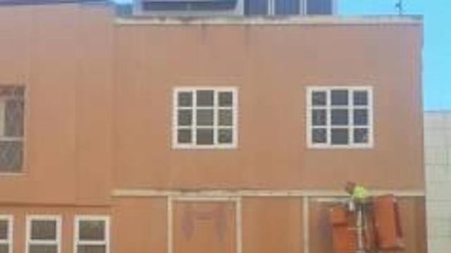 Operarios intervienen en la fachada.