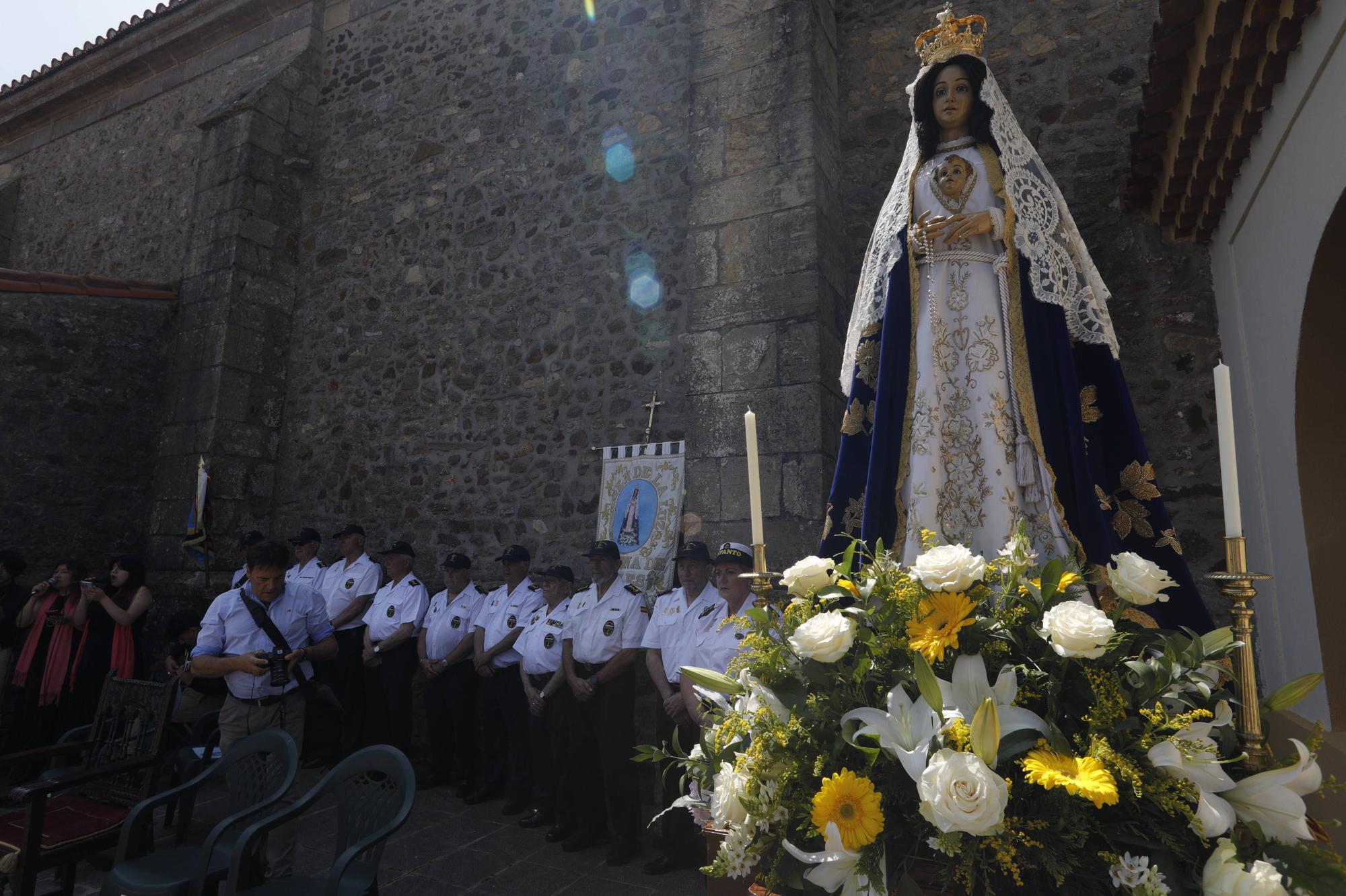 En imágenes: Tradicional rito del beso en la ermita de La Luz de Avilés