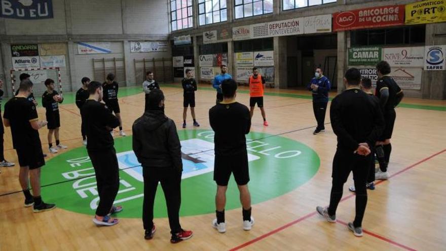 Nacho Moyano da instrucciones a sus jugadores ayer en el pabellón Pablo Herbello. |  // GONZALO NÚÑEZ