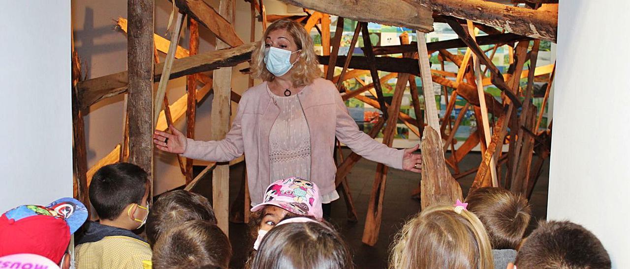 Zarcero, mostrando a los niños la estructura de madera de Manzano. | T. C.