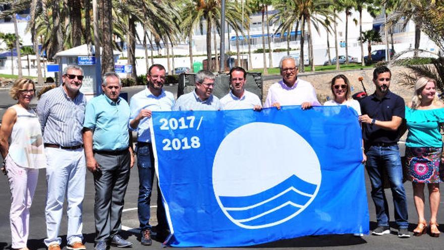 Marco Aurelio Pérez y José Carlos Álamo (centro) presumen de bandera azul, junto al resto de la corporación sureña.