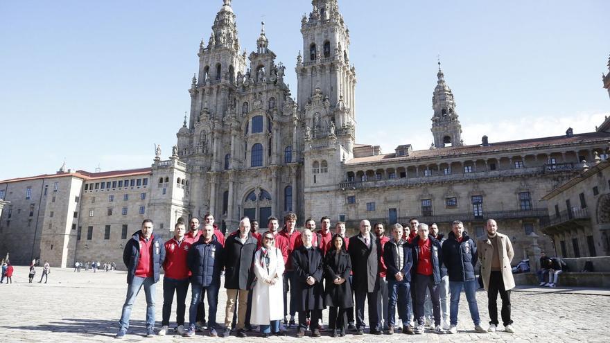 Los jugadores, cuerpo técnico del Obradoiro y los miembros de la directiva posaron junto al teniente de alcalde, Sindo Guinarte, en la Plaza del Obradoiro