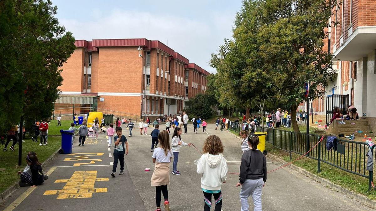 Varios alumnos del colegio Hermanos Arregui, ayer, en el patio donde estaba el aparcamiento. | L. P.