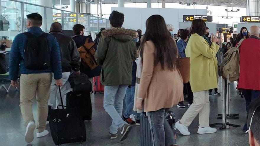 Pasajeros en el compostelano aeropuerto de Lavacolla-Rosalía de Castro.