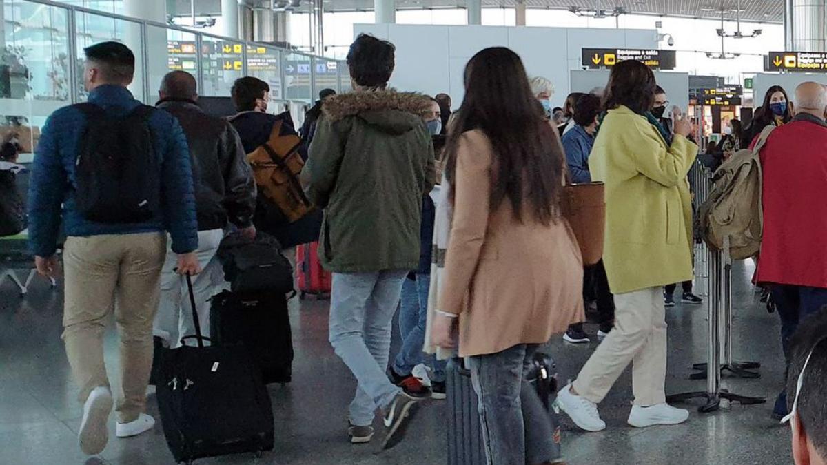 Viajeros del Imserso a Málaga llegan sin maletas por una incidencia en el  aeropuerto de Lavacolla