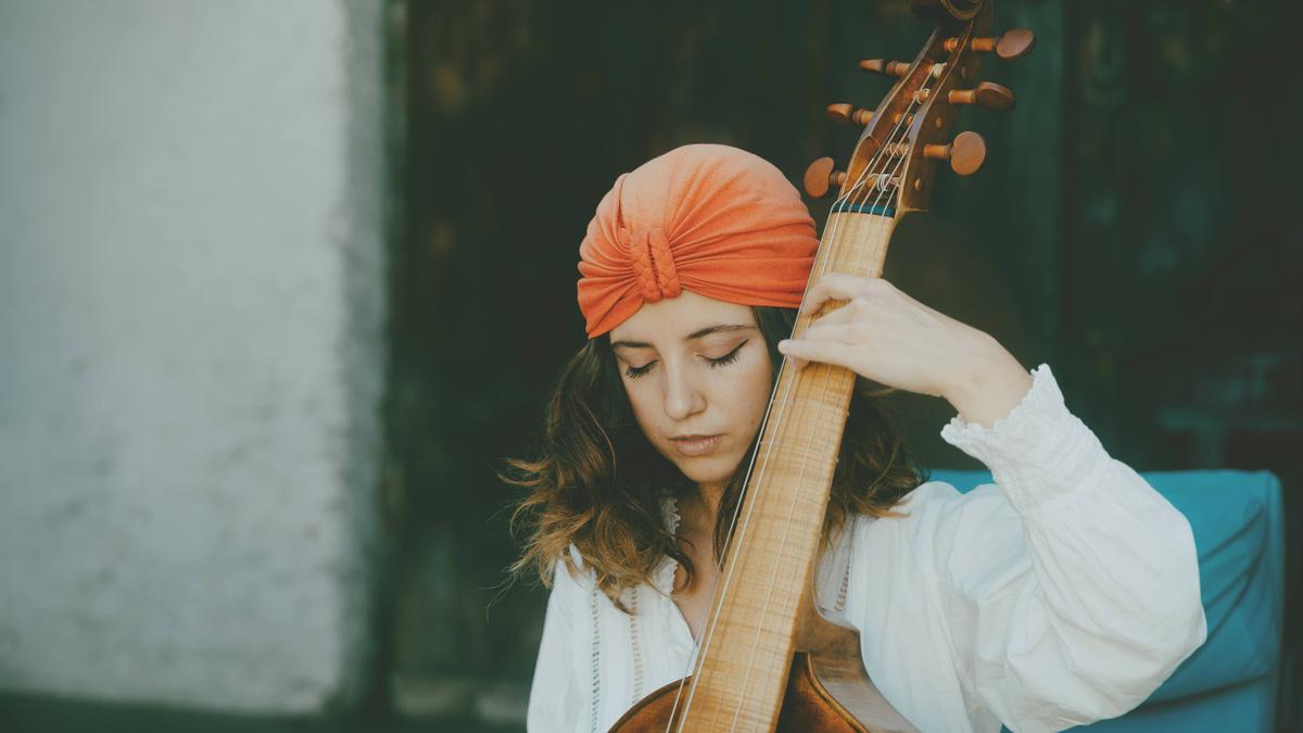 Pilar Almalé llega, junto a su inseparable viola de gamba, a la sala Luis Galve del Auditorio.