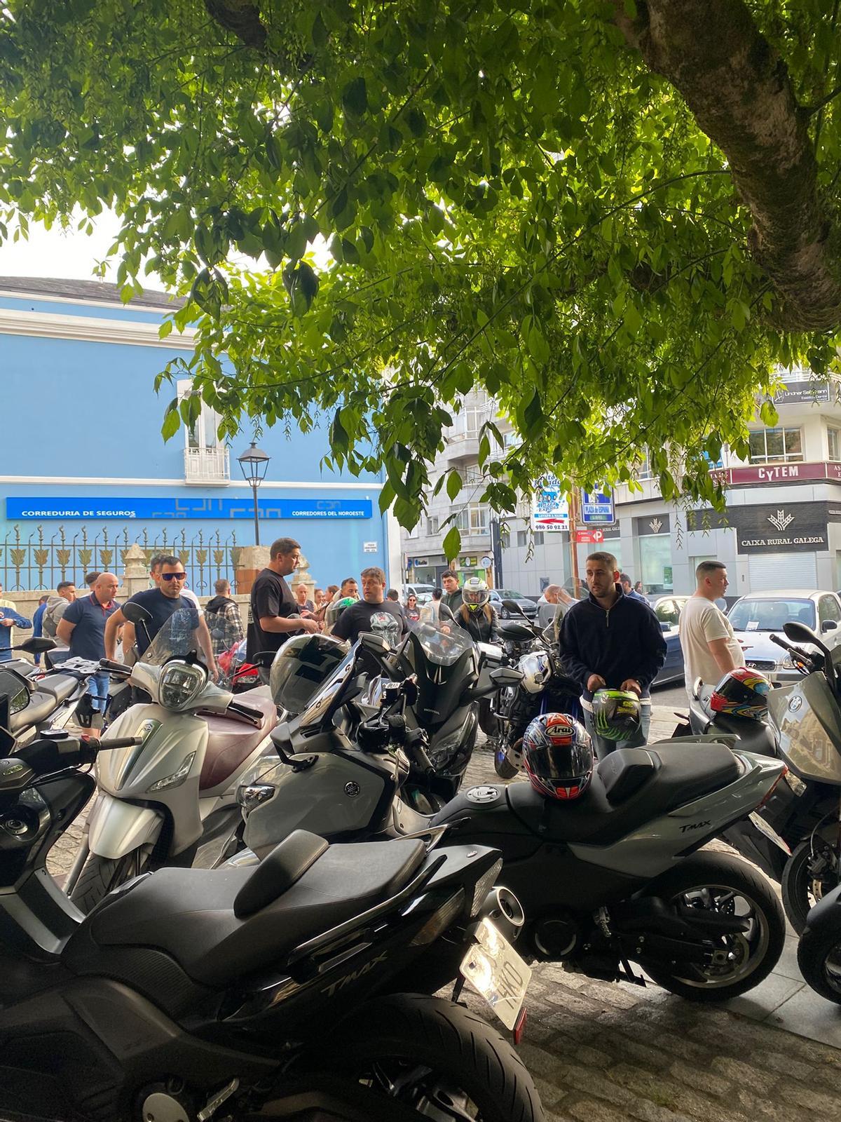 Las motos se agolparon en el atrio de la iglesia.