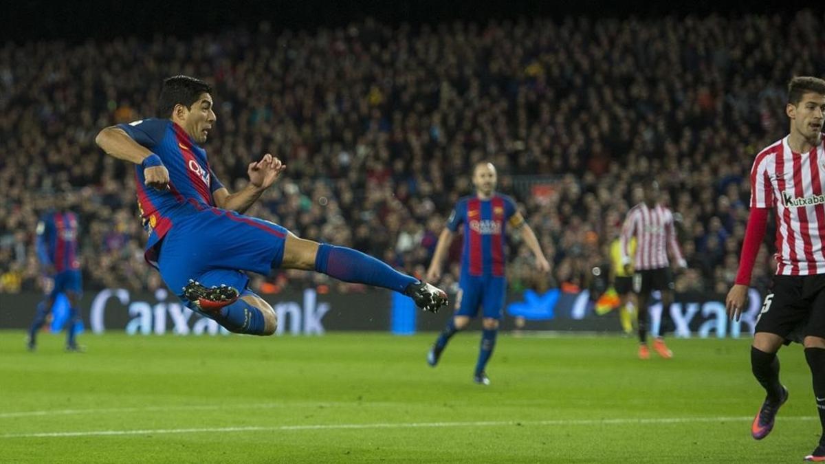 Suárez, con un espectacular disparo, firma el 1-0 al Athletic en el Camp Nou.