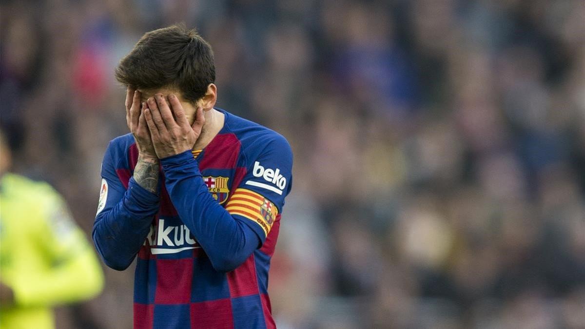 Messi se lamenta de una acción ante el Getafe en la que el colegiado no pitó falta.