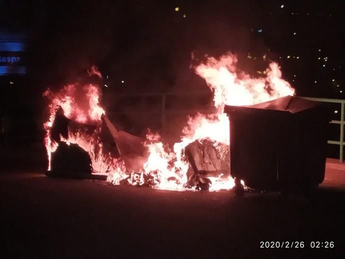 Incendio de tres contenedores en Cuesta Ramón (Telde)