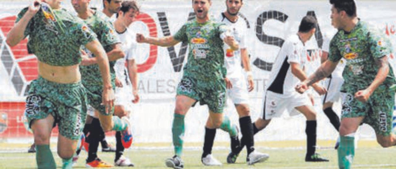 Armando celebra uno de los goles. | VICENT MARÍ