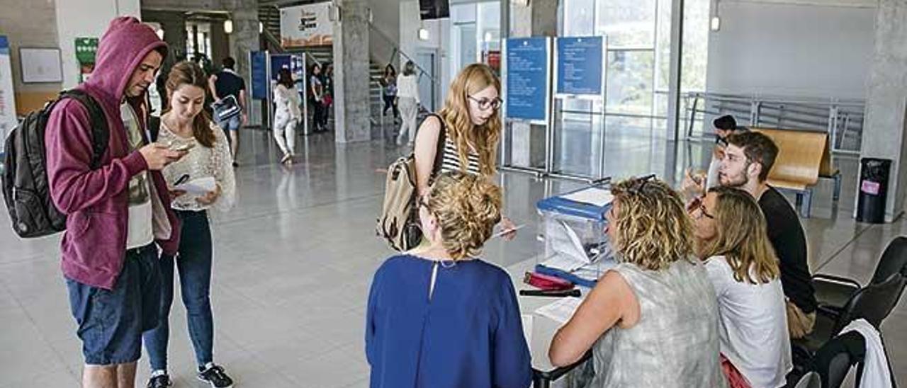 Una de las mesas electorales instaladas en la UIB, durante la jornada de ayer.