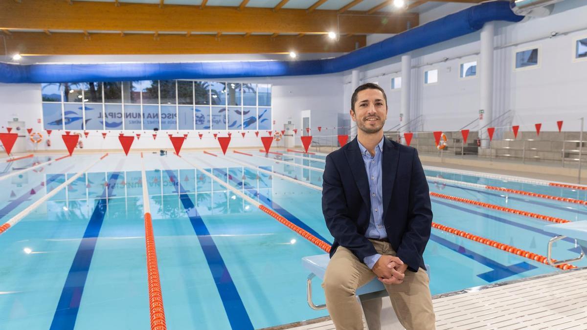 Cristóbal Casado, alcalde de Águilas, en la inauguración de la piscina del Polideportivo. |