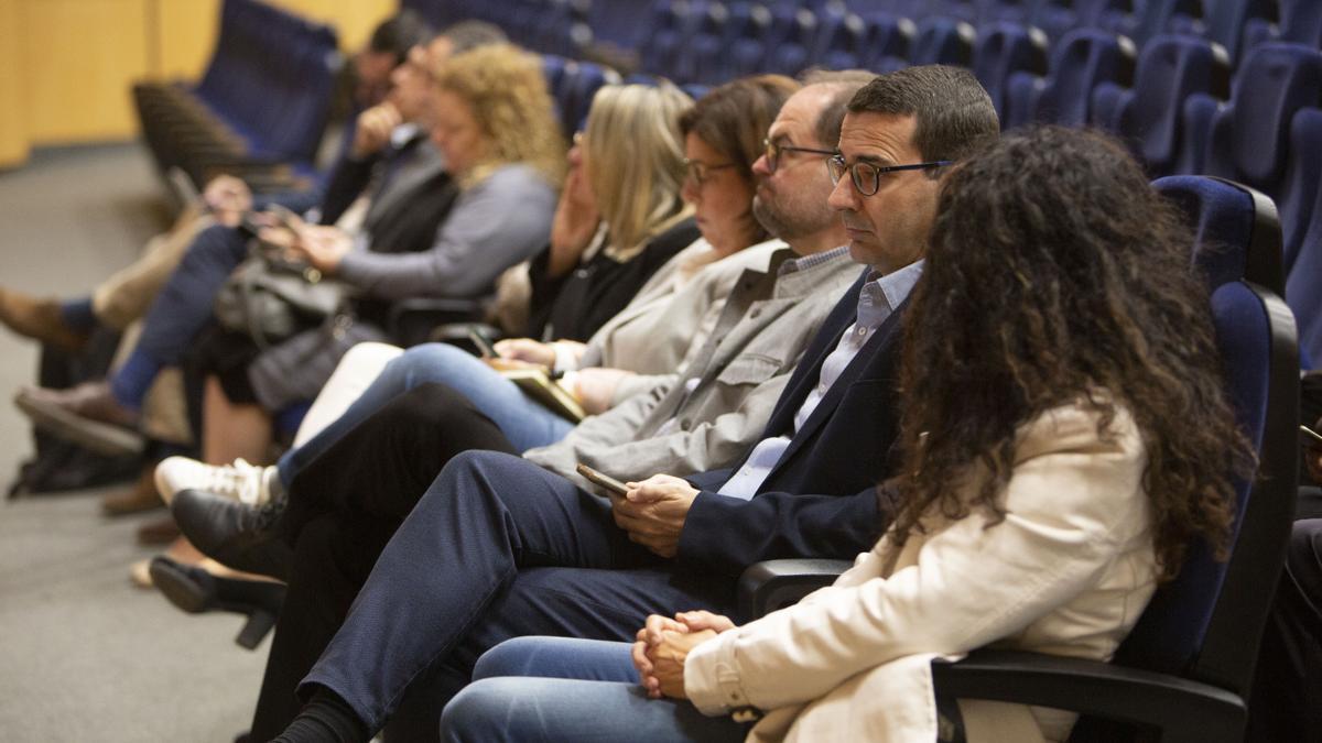 Miembros del equipo de dirección de la UA en el claustro