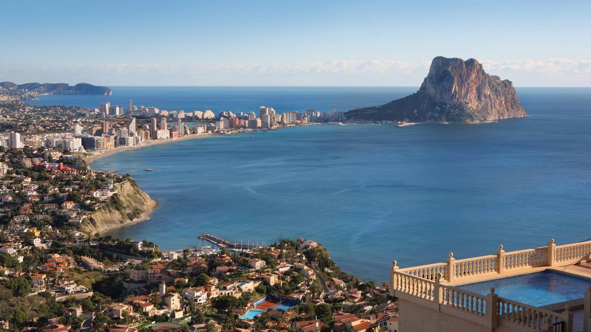 Vista general de Calp, donde el Consistorio no quiere que terrenos no urbanizables se llenen de plantas solares.