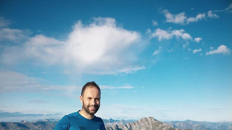 Enrique Martinez Nachón tras hacer cumbre en el Picu Zorru (1.844) en el parque natural de Ponga