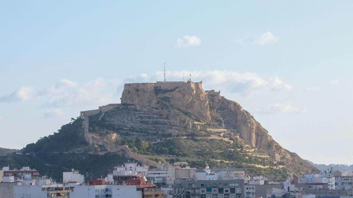 Una vista de Alicante, con el castillo de Santa Bárbara al fondo.