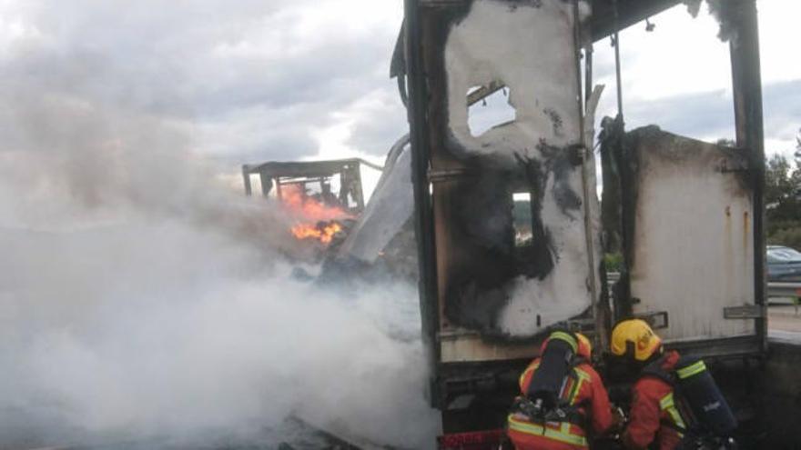 Un tráiler de bobinas de hilo se incendia en la A-7 en Beneixida