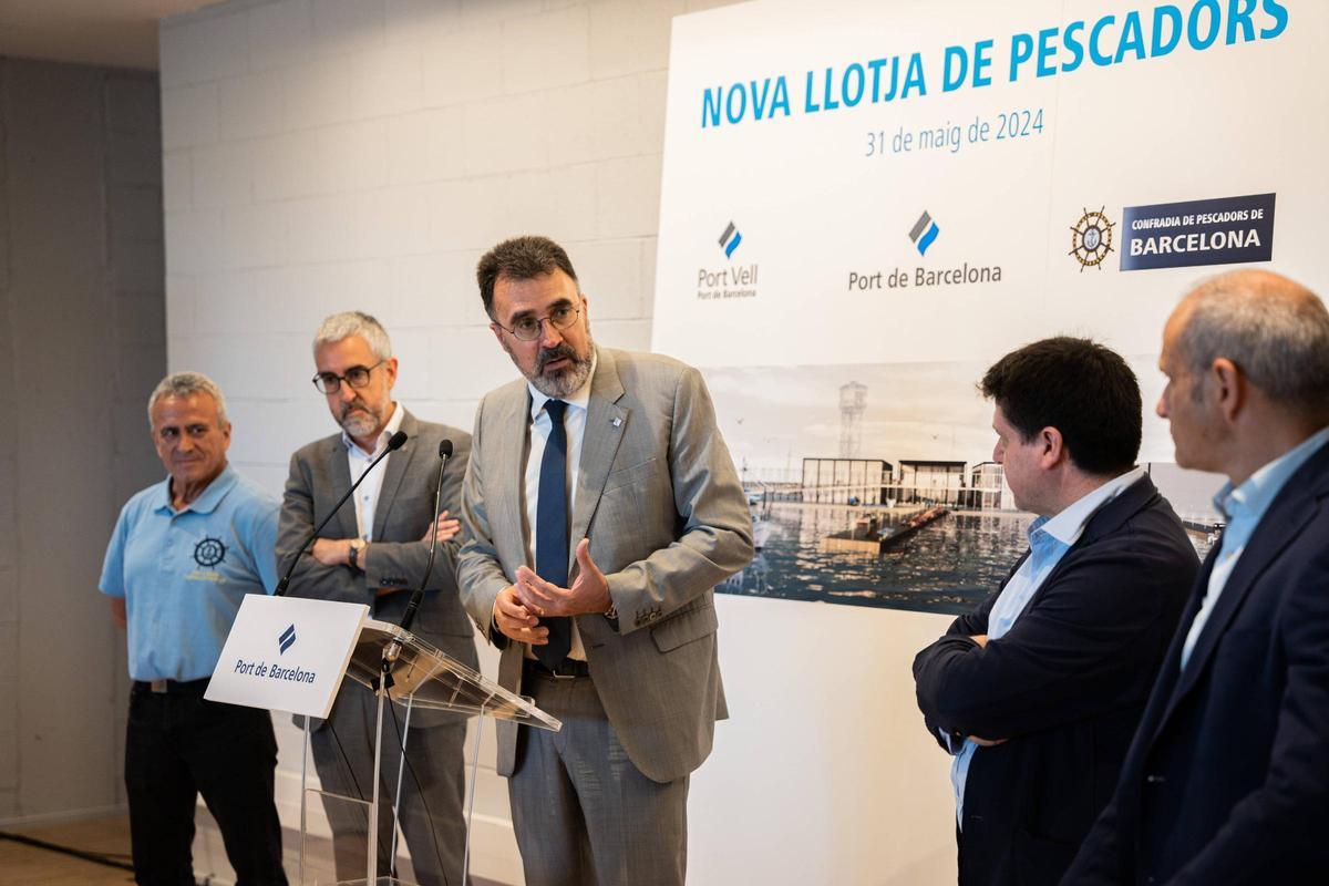 El acto de inauguración de la nueva lonja de pescadores de Barcelona ha sido encabezado por el presidente del Port de Barcelona, Lluís Salvadó; el patrón mayor de la Confraria de Barcelona, José Manuel Juárez; el director de Port Vell, David Pino y el director general de Política Marítima i Pesca Sostenible de la Generalitat, Sergi Tudela, entre otras autoridades.