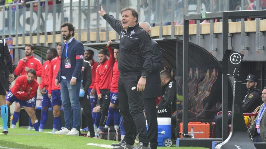 Cristóbal Parralo, entrenador del Racing de Ferrol, en el encuentro ante el Eldense de esta temporada.  | MATÍAS SEGARRA/INFORMACIÓN