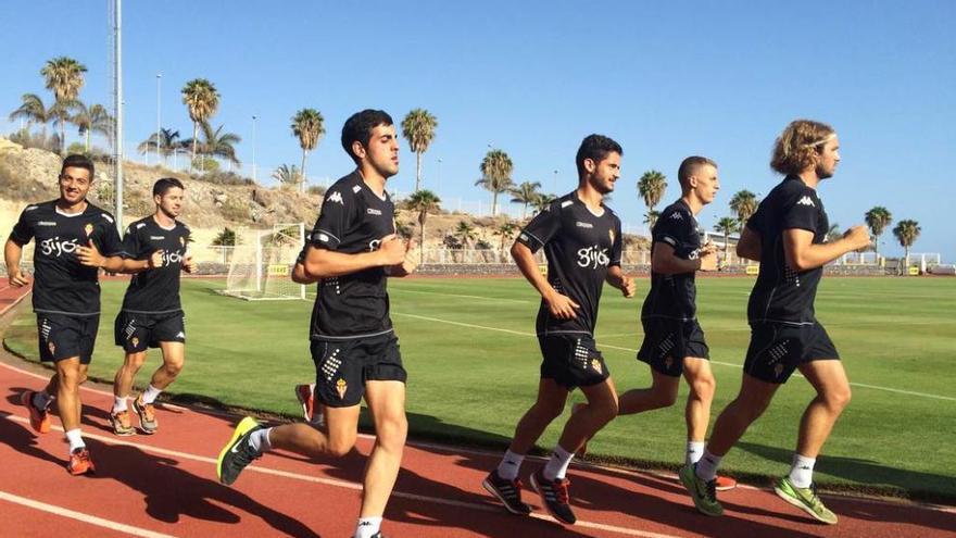Los futbolistas del Sporting, realizando carrera continua durante el entrenamiento de ayer en Tenerife.