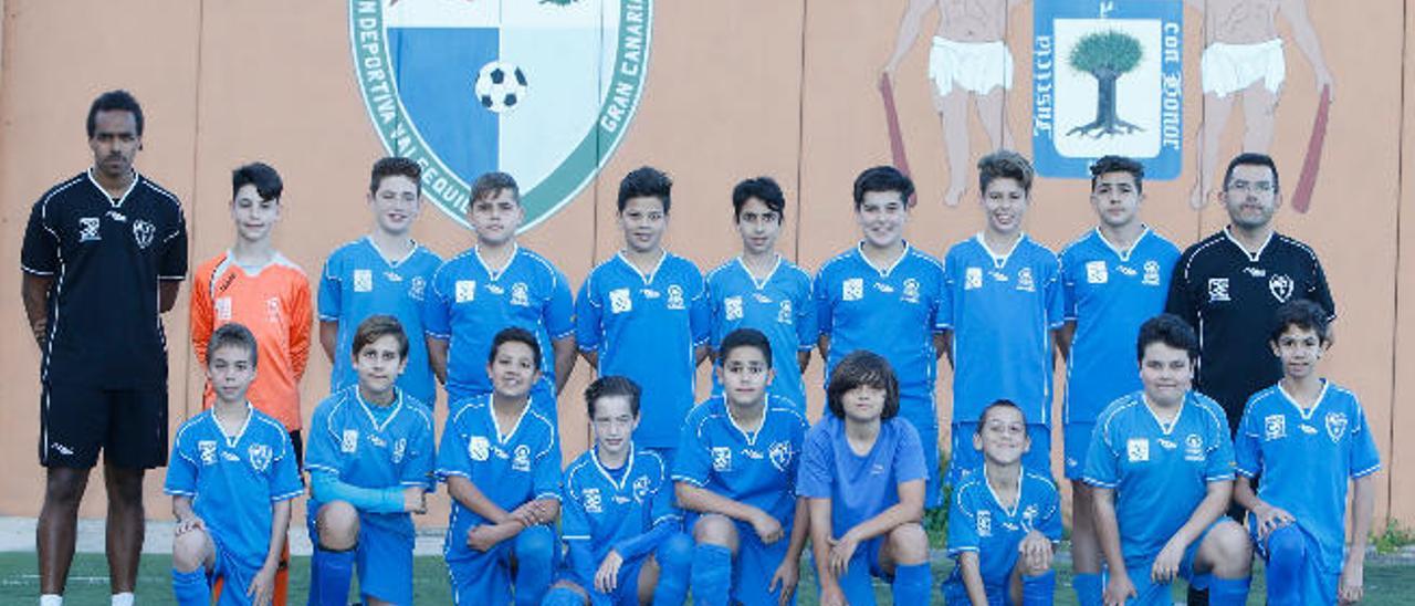 Formación del Infantil B, con sus entrenadores Amado Diare y Pepe González.