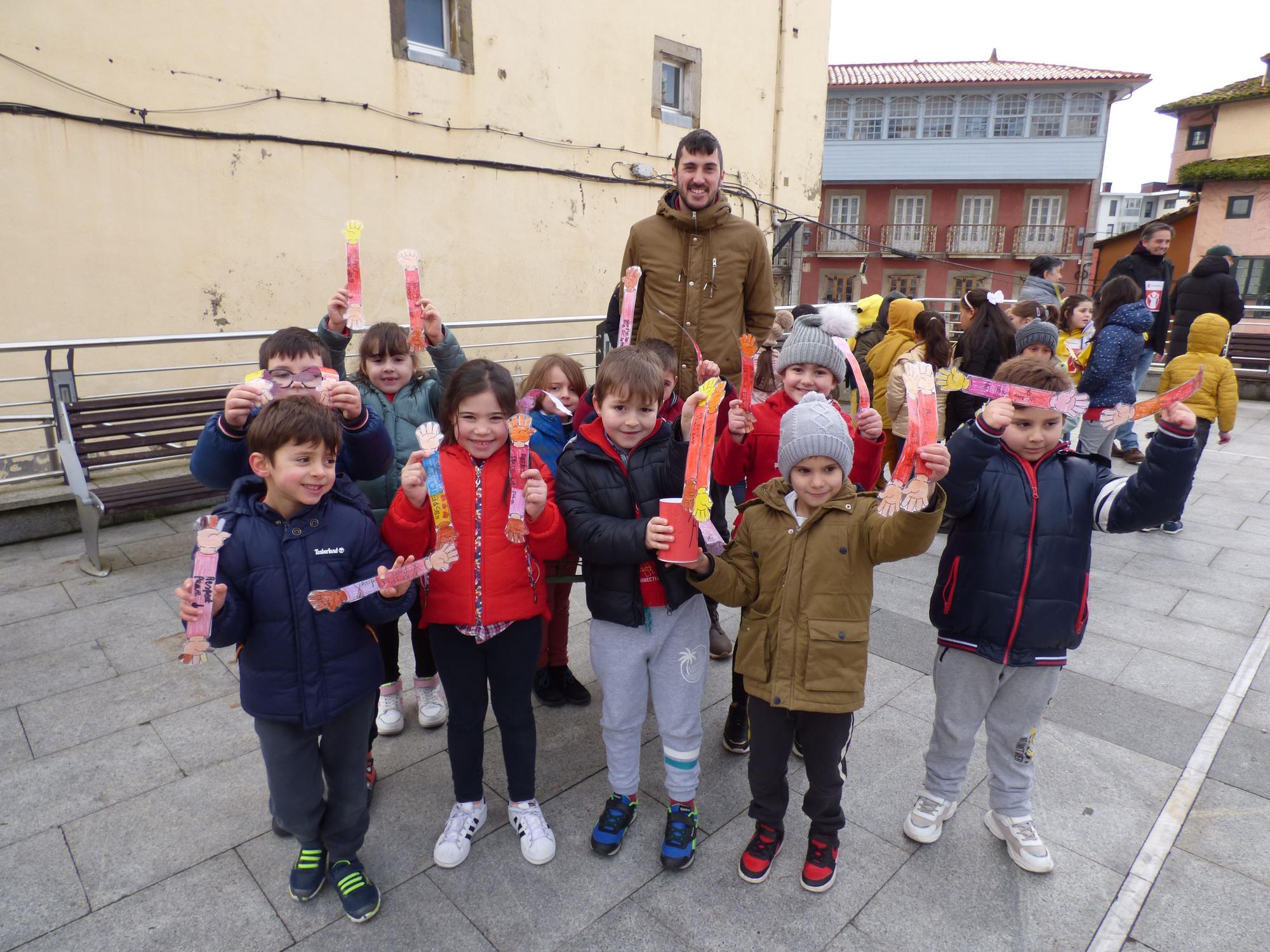 Los escolares del colegio Verdeamor de Tineo conmemoran el Día Internacional de la Paz.