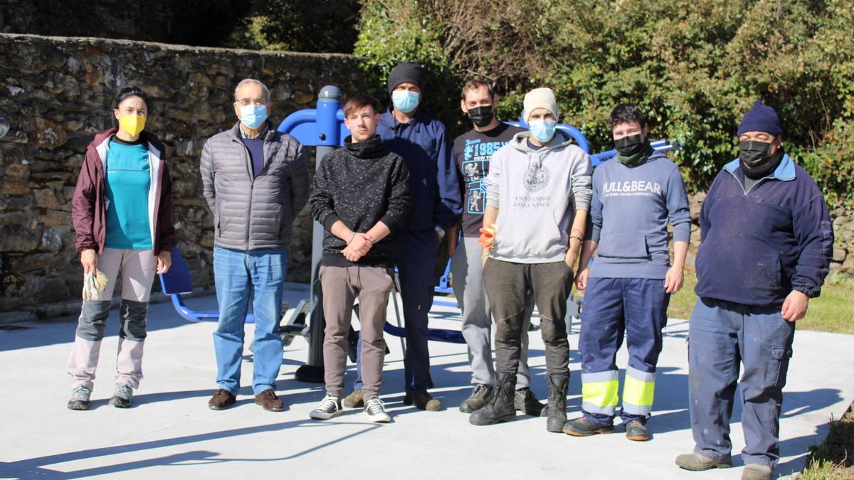 Monitora y alumnos junto al alcalde de Requejo de Sanabria