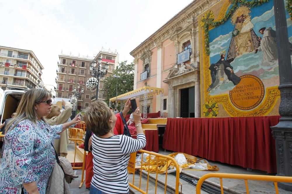 Numerosas personas acuden a la plaza de la Virgen de València para contemplar el tapiz floral