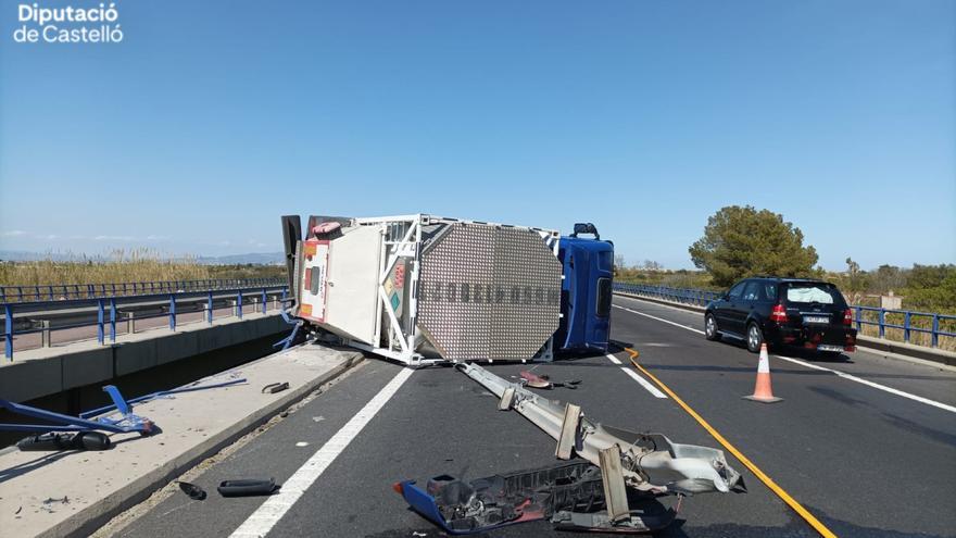 Vuelca un camión con mercancías peligrosas en la AP-7 en Nules