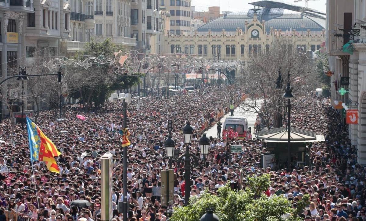 La plaza del Ayuntamiento, a reventar para la mascletà del viernes 13 de marzo: el sol dispara el ambiente fallero