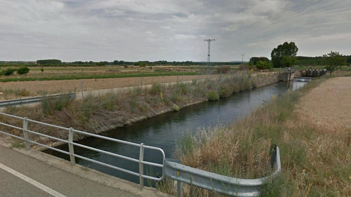 El canal de la margen derecha del río Tera antes de entrar en Santa Croya.