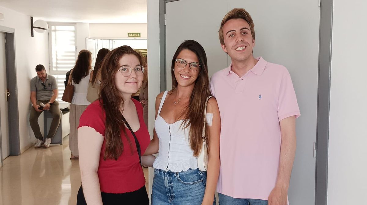 Lucía Izarregui, Jessica Solano y Pablo Roche, futuros eir de la especialidad de Familia y Comunitaria en el Sector II de Zaragoza, este martes.