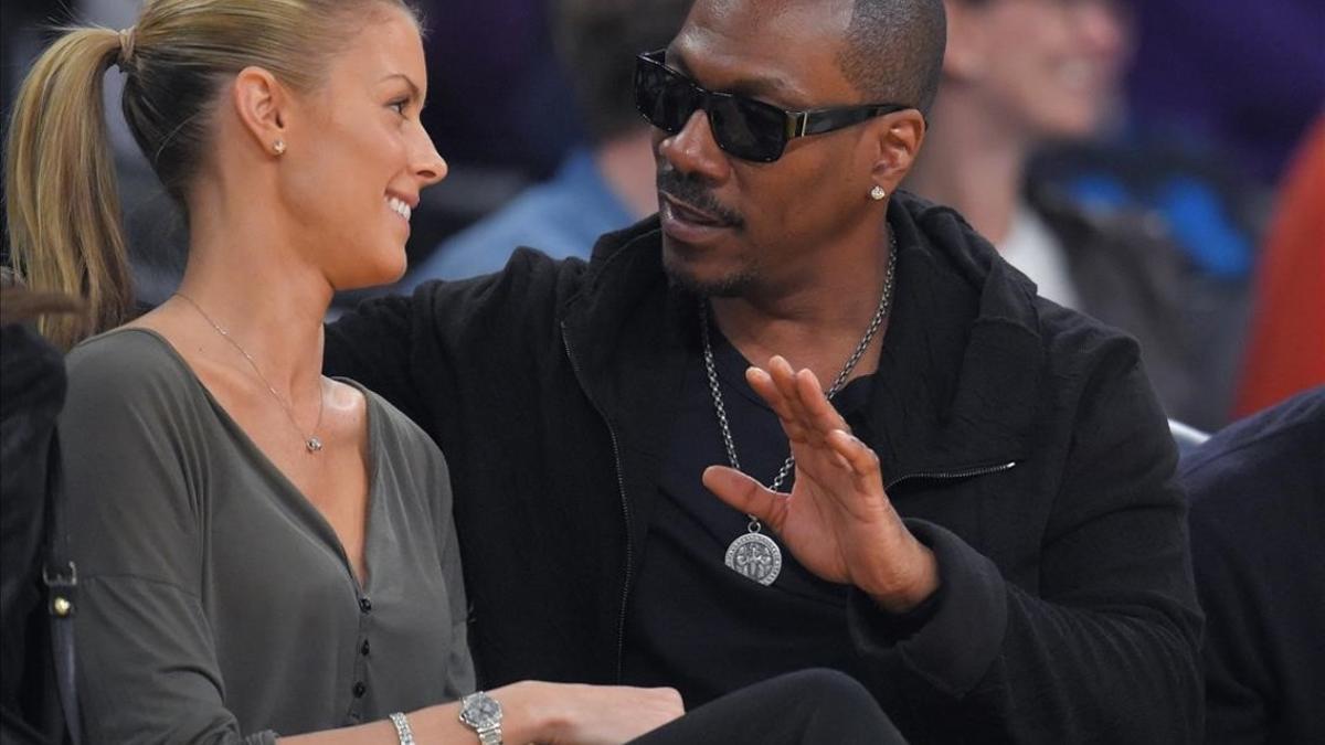 Eddie Murphy y Paige Butcher, que acaban de ser padres de una niña, durante un partido de la NBA en Los Ángeles, el 12 de abril del 2015.