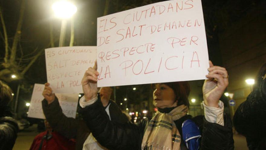 Protesta reduïda de suport a la policia i de denúncia de la inseguretat.