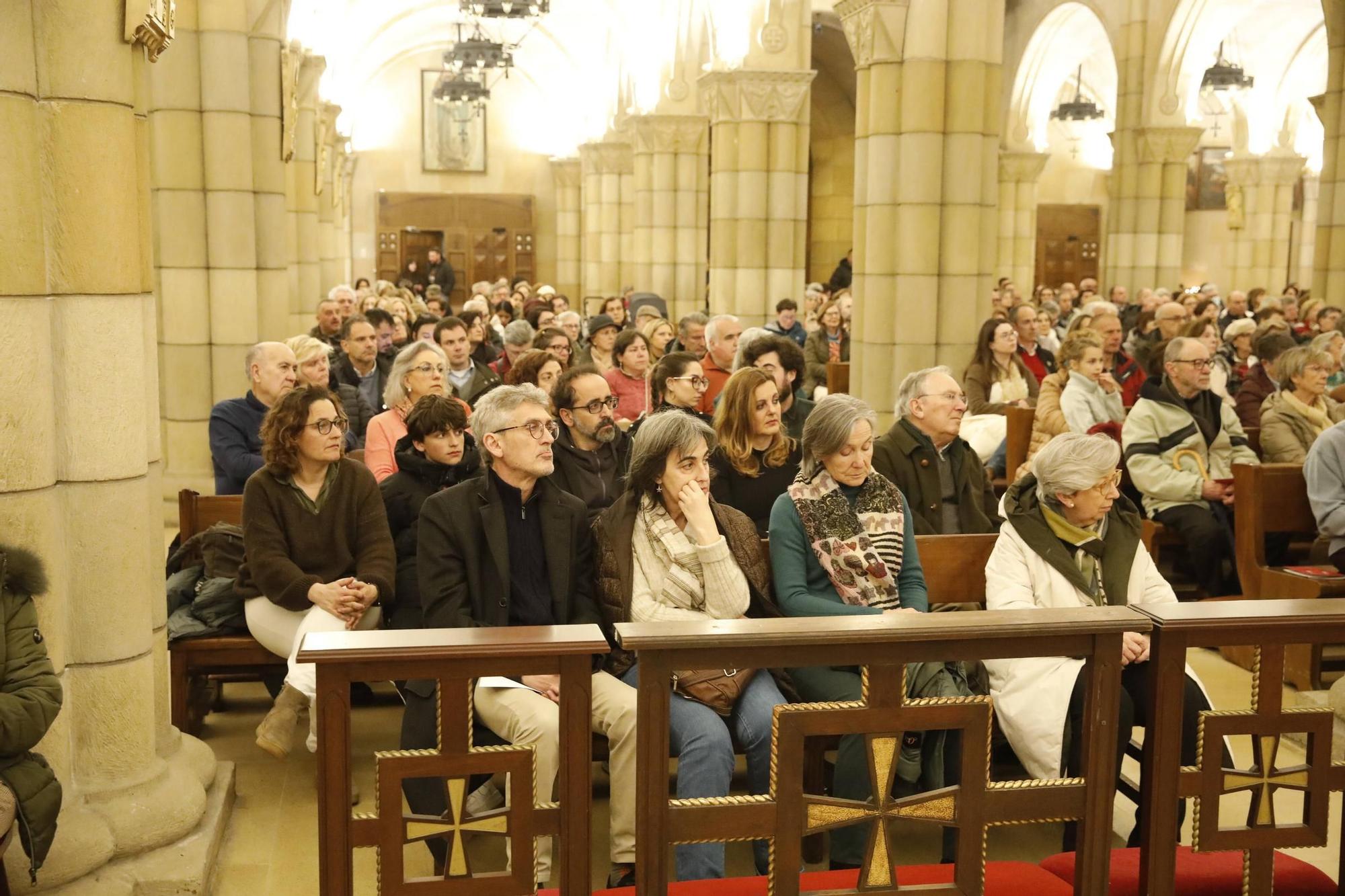El concierto solidario y recogida de alimentos en la iglesia de San Pedro, en imágenes