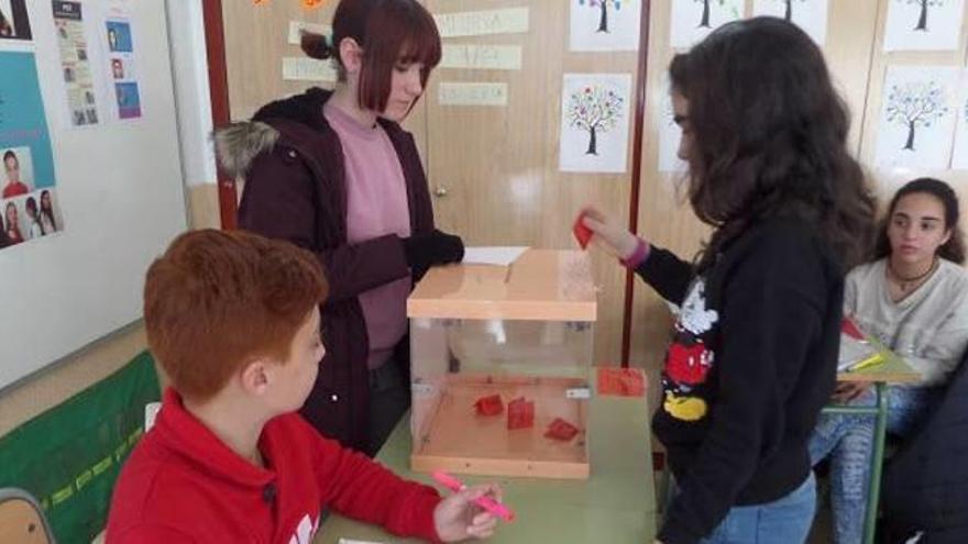 Un instante de la votación en clase tras la campaña electoral.