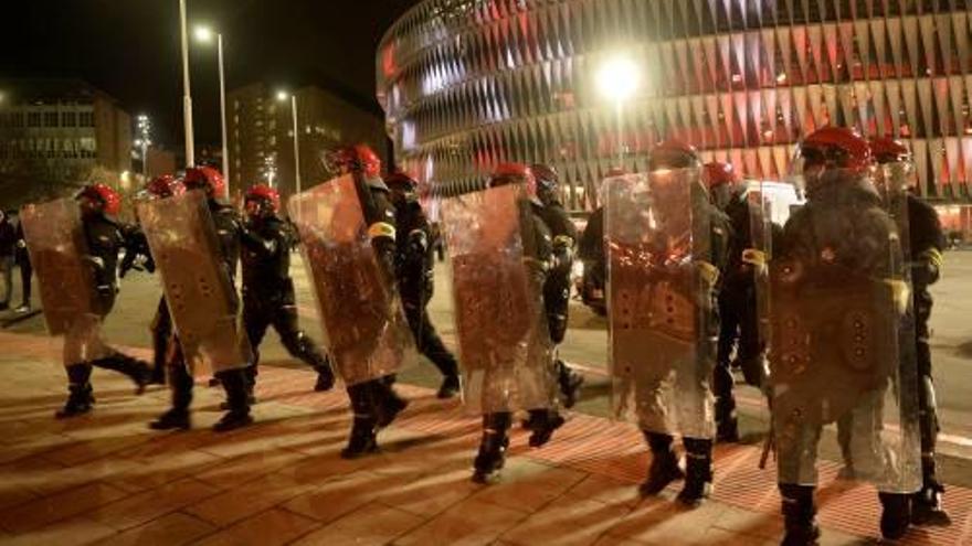 Diversos agents desplegats al costat de l&#039;estadi.