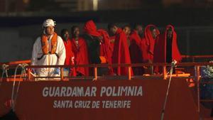 Llegada al puerto de Almería de 26 extranjeros rescatados de una patera, el pasado 8 de agosto.