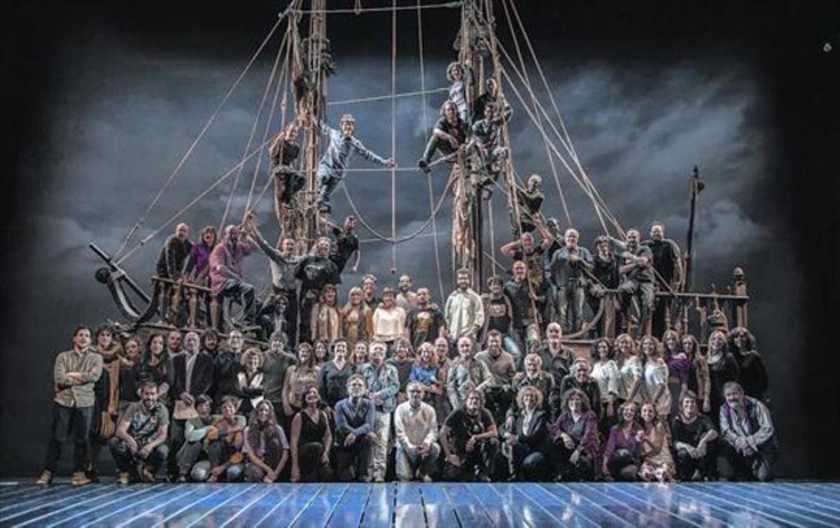 Foto de familia de todos los actores que participaron en el espectáculo de anoche en el teatro Victòria de Barcelona.