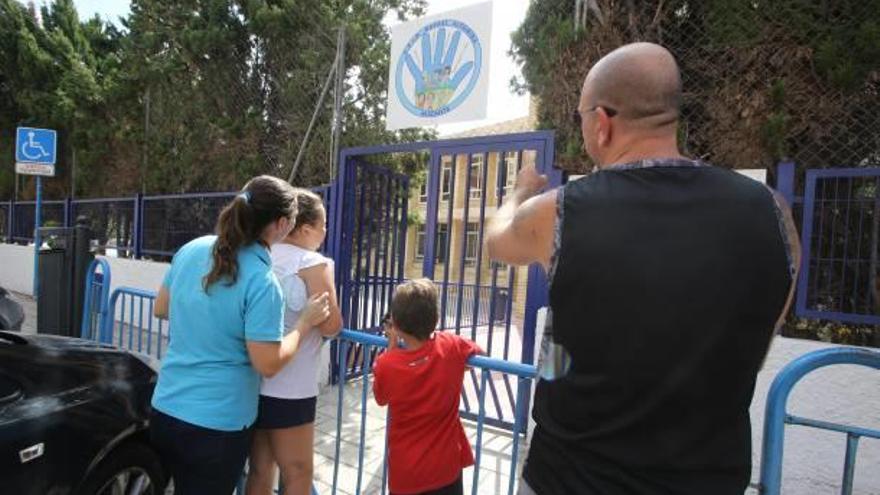 Las madres recuperan in extremis el bus escolar para sus hijos con discapacidad