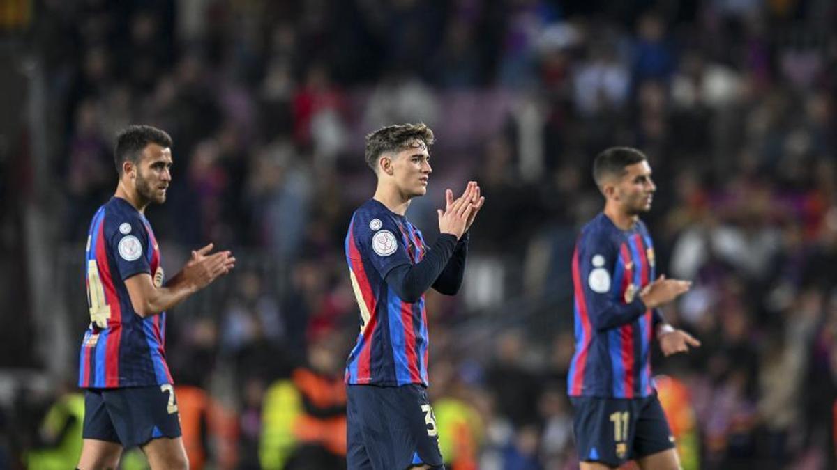 Gavi , Eric García y Ferran aplauden al público tras caer eliminados durante el partido de vuelta de las semifinales de la Copa del Rey contra el Real Madrid.