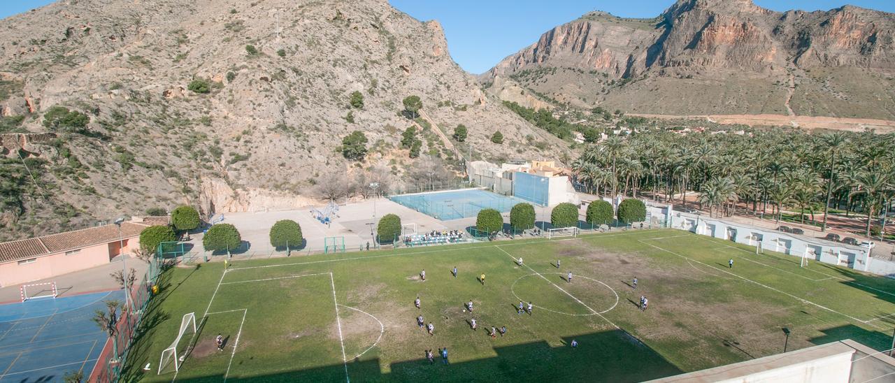 Parcelas públicas, en la avenida Doctor García Rogel, que el colegio usa como patio y pistas deportivas