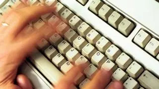 ¿Qué significa el meme de "Mira entre la Z y la C de tu teclado"?