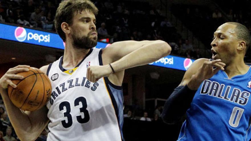 Marc Gasol defiende un rebote ante el atacante Shawn Marion.